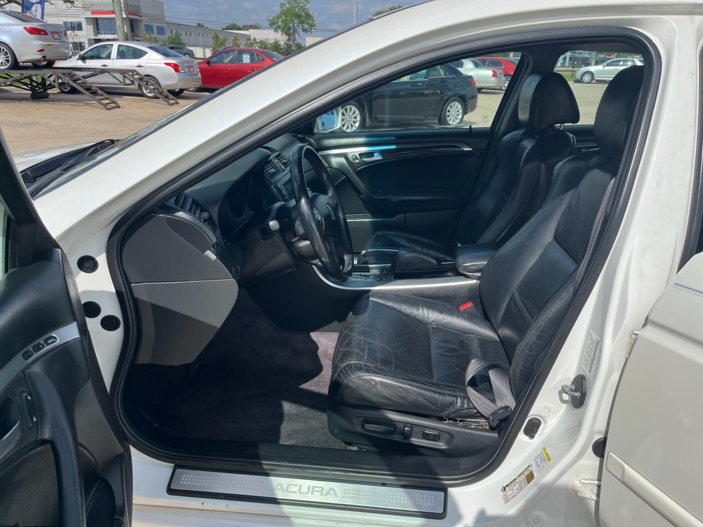 2006 white /TAN Acura TL 5-Speed AT (19UUA66206A) with an 3.2L V6 SOHC 24V engine, 5-Speed Automatic Overdrive transmission, located at 14700 Tomball Parkway 249, Houston, TX, 77086, (281) 444-2200, 29.928619, -95.504074 - Photo#8